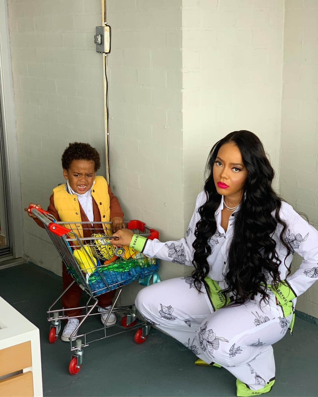 Angela Simmonsさんのインスタグラム写真 - (Angela SimmonsInstagram)「Ooo Happy Easter 😫 He was in his incredible 2’s mood today . Here’s our Easter picture lol . #RealLifeMomMode ... ooo yea and he picked out his vest and yellow shoes he had on that didn’t fit. At least an hour to convince him to put on white chucks 😁」4月22日 0時11分 - angelasimmons