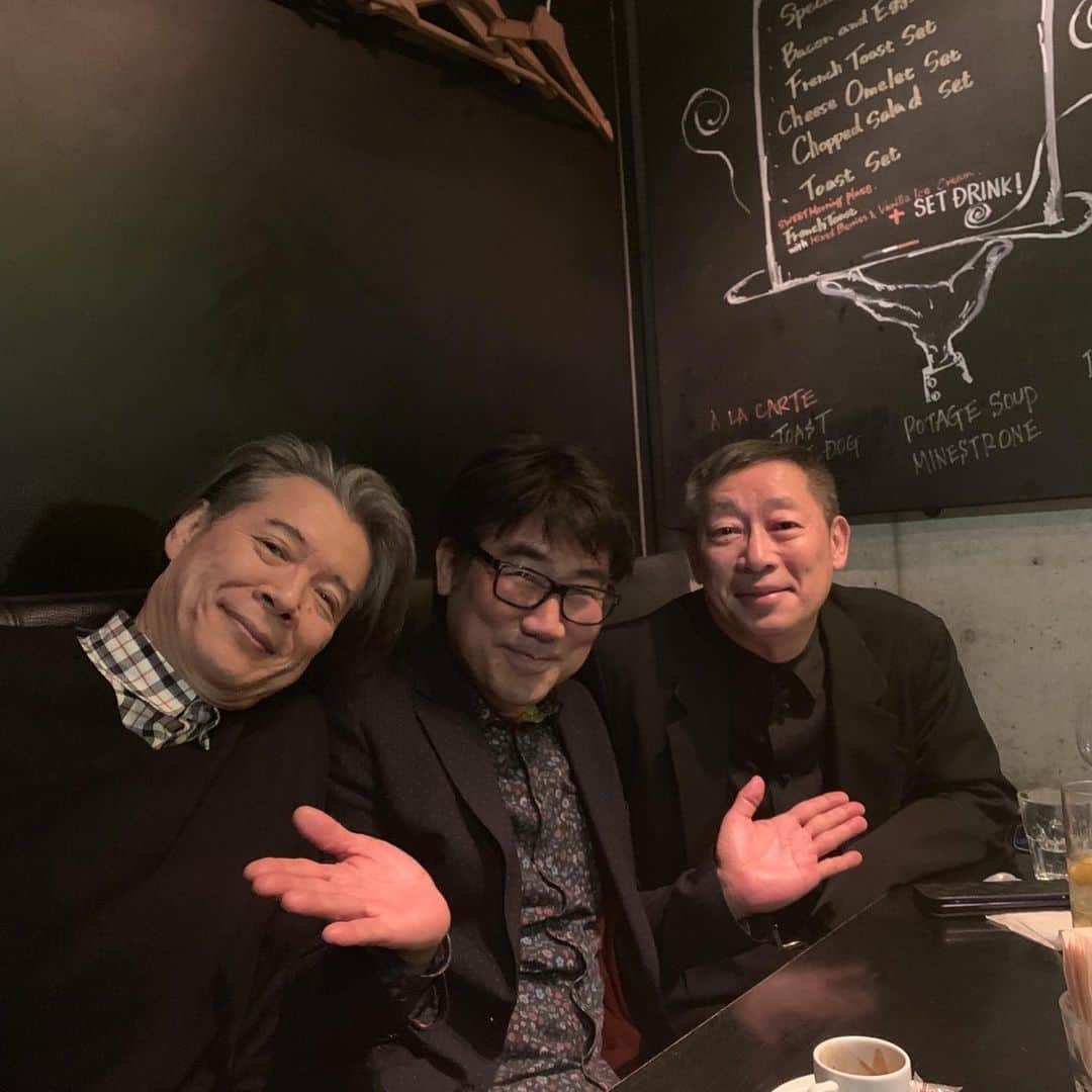 亀田誠治のインスタグラム：「素敵な先輩にかこまれて愉快な四方山話。幸せ。😊😊😊 #亀井登志夫 #亀田誠治 #森雪之丞」