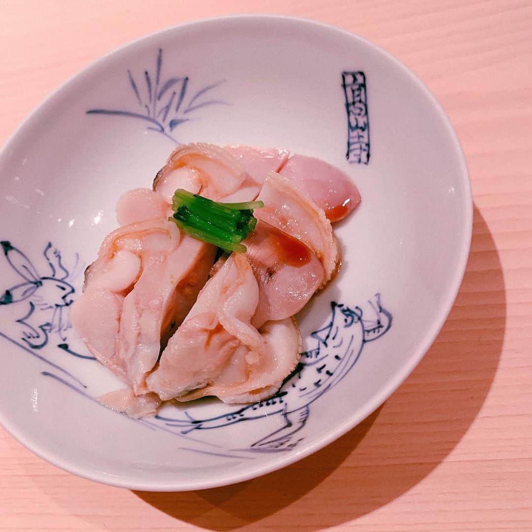 平野綾さんのインスタグラム写真 - (平野綾Instagram)「深夜のお腹空いたシリーズ。﻿ ﻿ ﻿ お腹空いたよぉ。﻿ お寿司食べたい( ´△｀)﻿ ﻿ ﻿ 鮨 なかむら﻿ 東京都港区六本木7-17-16 米久ビル1Ｆ﻿ ﻿ ﻿ 握りも美味しかったけど、﻿ 最初の蛤が忘れられない…。﻿ ﻿ ﻿ ﻿ #ayahirano #平野綾﻿ #鮨なかむら  #お腹空いた …。」4月22日 0時15分 - a_ya.hirano