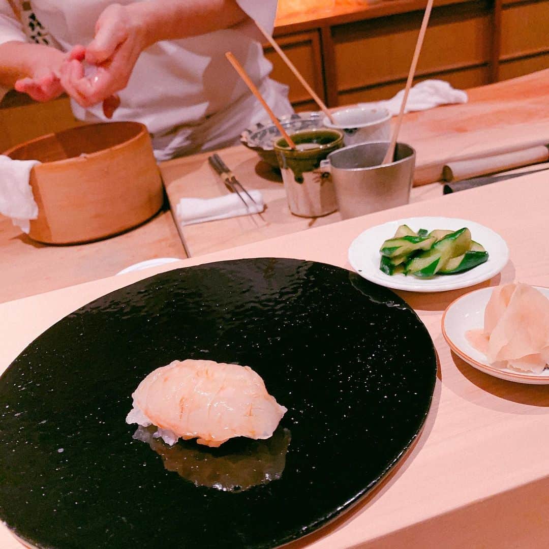 平野綾さんのインスタグラム写真 - (平野綾Instagram)「深夜のお腹空いたシリーズ。﻿ ﻿ ﻿ お腹空いたよぉ。﻿ お寿司食べたい( ´△｀)﻿ ﻿ ﻿ 鮨 なかむら﻿ 東京都港区六本木7-17-16 米久ビル1Ｆ﻿ ﻿ ﻿ 握りも美味しかったけど、﻿ 最初の蛤が忘れられない…。﻿ ﻿ ﻿ ﻿ #ayahirano #平野綾﻿ #鮨なかむら  #お腹空いた …。」4月22日 0時15分 - a_ya.hirano