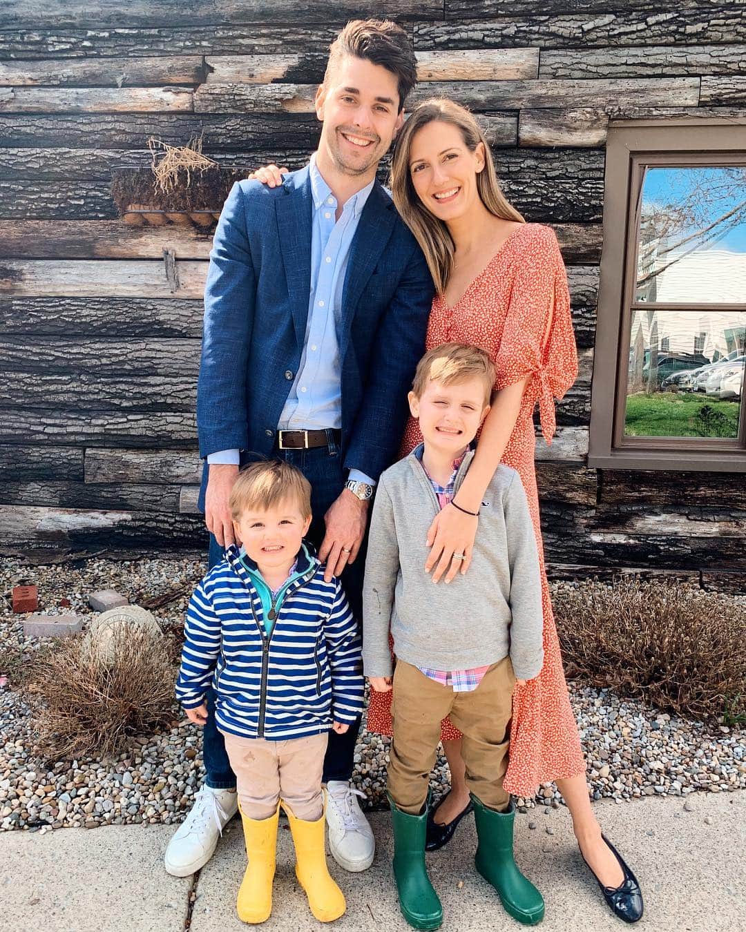Anna Jane Wisniewskiのインスタグラム：「Happy Easter! Love, the Wiz Family」