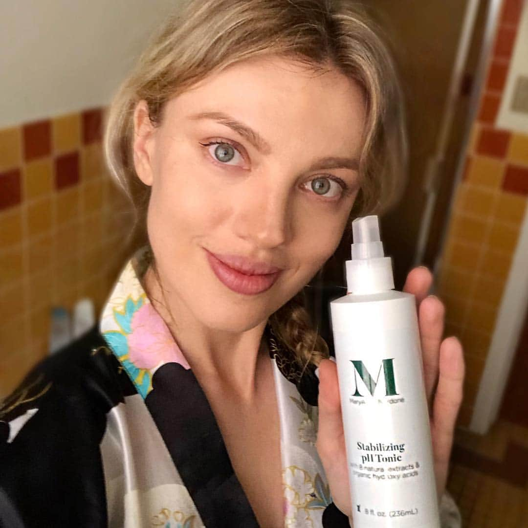 バール・パリーさんのインスタグラム写真 - (バール・パリーInstagram)「New #BeutyRoutine essential 🧖‍♀️ @maryanna_nardone #SkinCare products are #magic in a bottle 🙌✨ This #PlantBased Stabilizing PH #Tonic gives you that extra cleansing (after wearing makeup & sunscreen all day) and removes excess oil while restoring your skin’s #PHbalance. Leaves my #skin #plump, #glowy & I can’t get enough of literally watching those pores shrink. I mean, just look at that #selfie, not bad for a 52 year old, right? 🙃#addicted #NewMustHave #NoMoreBreakouts」4月22日 0時17分 - barpaly