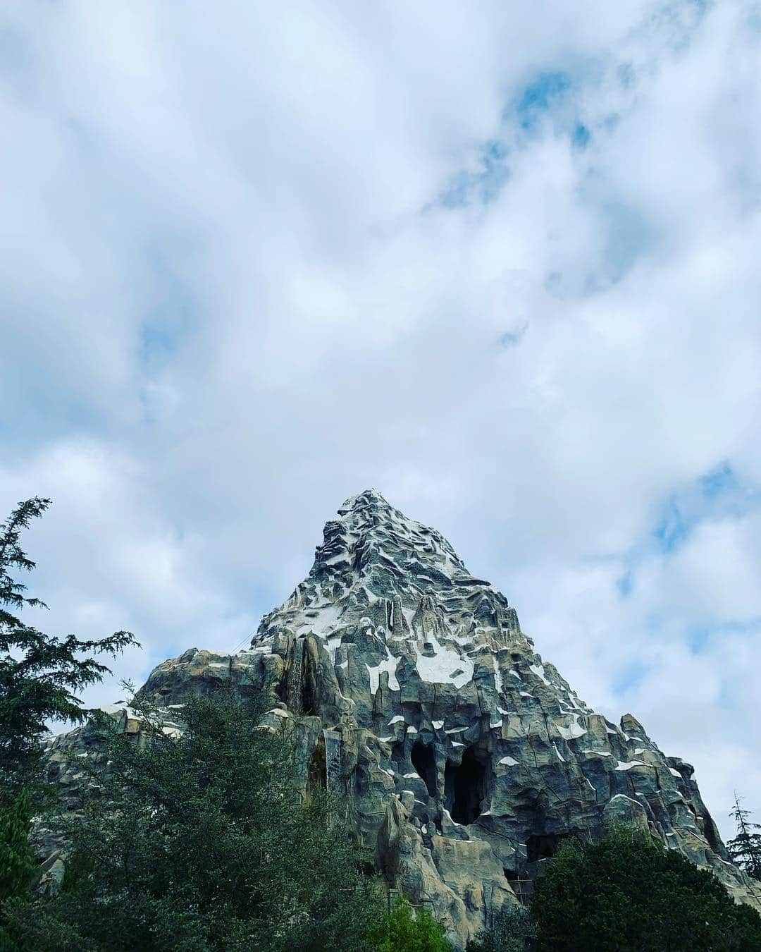 マーク・ホッパスさんのインスタグラム写真 - (マーク・ホッパスInstagram)「Disneyland dawn raid. Happy Easter!! I hope the blink bunny left you kind, thoughtful, and generous gifts.」4月22日 0時25分 - markhoppus