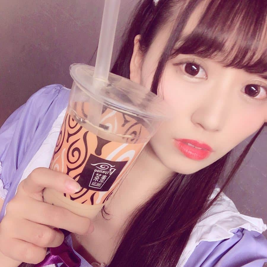 楠木まゆさんのインスタグラム写真 - (楠木まゆInstagram)「今日のタピオカ🥰初Piyanee！ タイティーが有名らしい！(これは普通のミルクティー) 癖がなくて飲みやすいタピオカミルクティーでした☺️☺️☺️(タイティーは練乳が入ってるみたいで甘めの味だったよ) #piyanee #ピヤニ #泰茶 #thaitea #タピオカ #渋谷 #ライブバスお疲れ様ってスタッフさんがくれました #わーい #ライブバスは渋谷や秋葉原で見れる #原宿でも見れる #仮面女子 #メイドコスプレ #メイド服 #紫 #purple」4月22日 0時27分 - kusunoki__mayu