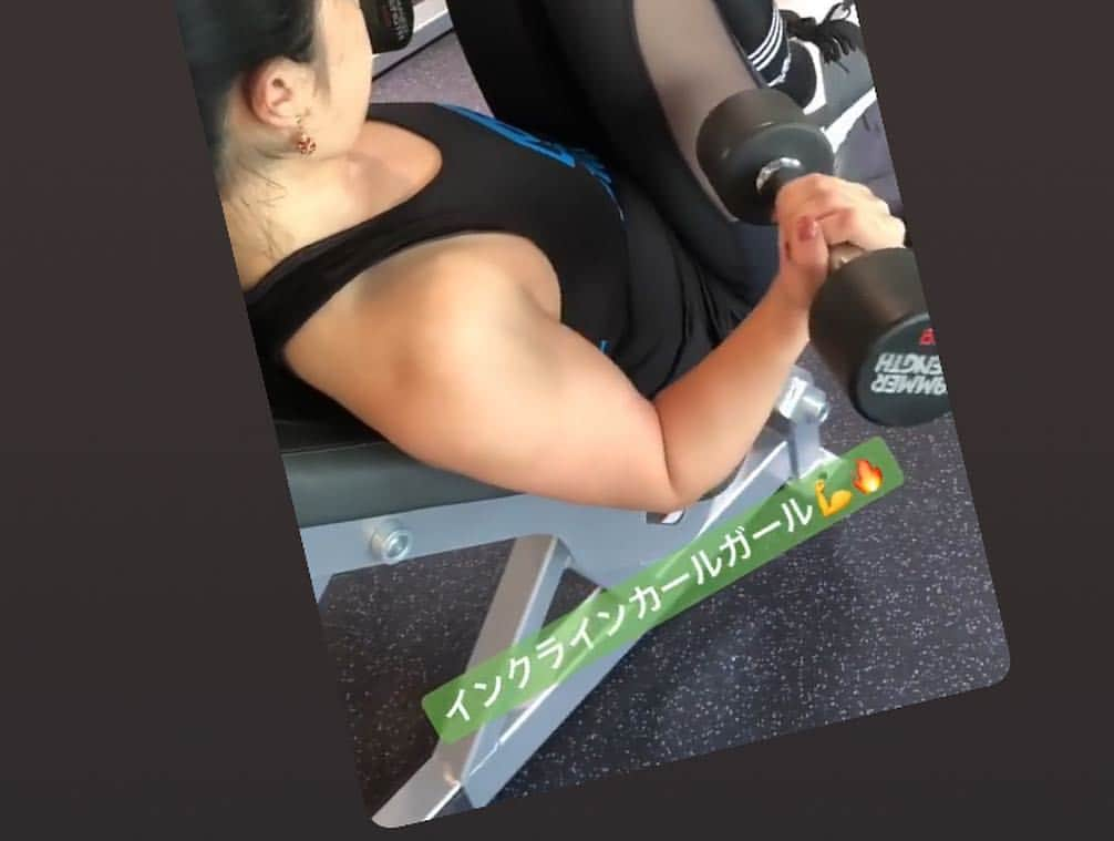 ゆりあさんのインスタグラム写真 - (ゆりあInstagram)「. . . . エニタイム両国にて @task_fitness.jp たすくさんと 背中、２頭、お腹 トレーニングしました✨✨ . . . 20repしばりのトレーニングは 背中破壊でした😂😂 . もうげっちゃげちゃなのwww . . . にこにこしてる彼は 出来る出来るーっと言いながら 攻めて来ますwwつらっw . . . ちゃんと私をトレーニーとして 選手として見てくれているので 甘えはないのが最高に嬉しいです💪‼️ . . . . 背中広いと褒めてもらえて 背中のトレーニング好きなのが分かると 言ってもらえて、すごく嬉しかったです✨✨ . . . 必ずもっと強くなって見せます🌸 見ててください🙏✨✨ . . . . @shiba_ta____ 柴田さん @kiyasb_ キヤさん ご親切にありがとうございました✨✨ . . . @bom_tanikawa_fitness  欠席した卒アルのように ボムさんは微笑んでおりますww 本日もありがとうございました✨✨ . . . #背中トレーニング  #エニタイム両国 #最高のエニタイム #背中破壊 #ドS #追い込み #げっちゃげちゃ #筋トレ女子 #筋肉女子 #背中広い #厚み #褒められて #嬉しくて #もっと頑張りたい #強くなる #いつかは見たことのない景色を見る #仕上げ #形を作る #妥協しない #丁寧に #綺麗は作れる #努力は必ず報われる . . . . ないすぅぅ💪 さんきゅぅ💪 . . . .」4月22日 0時28分 - yuria_life