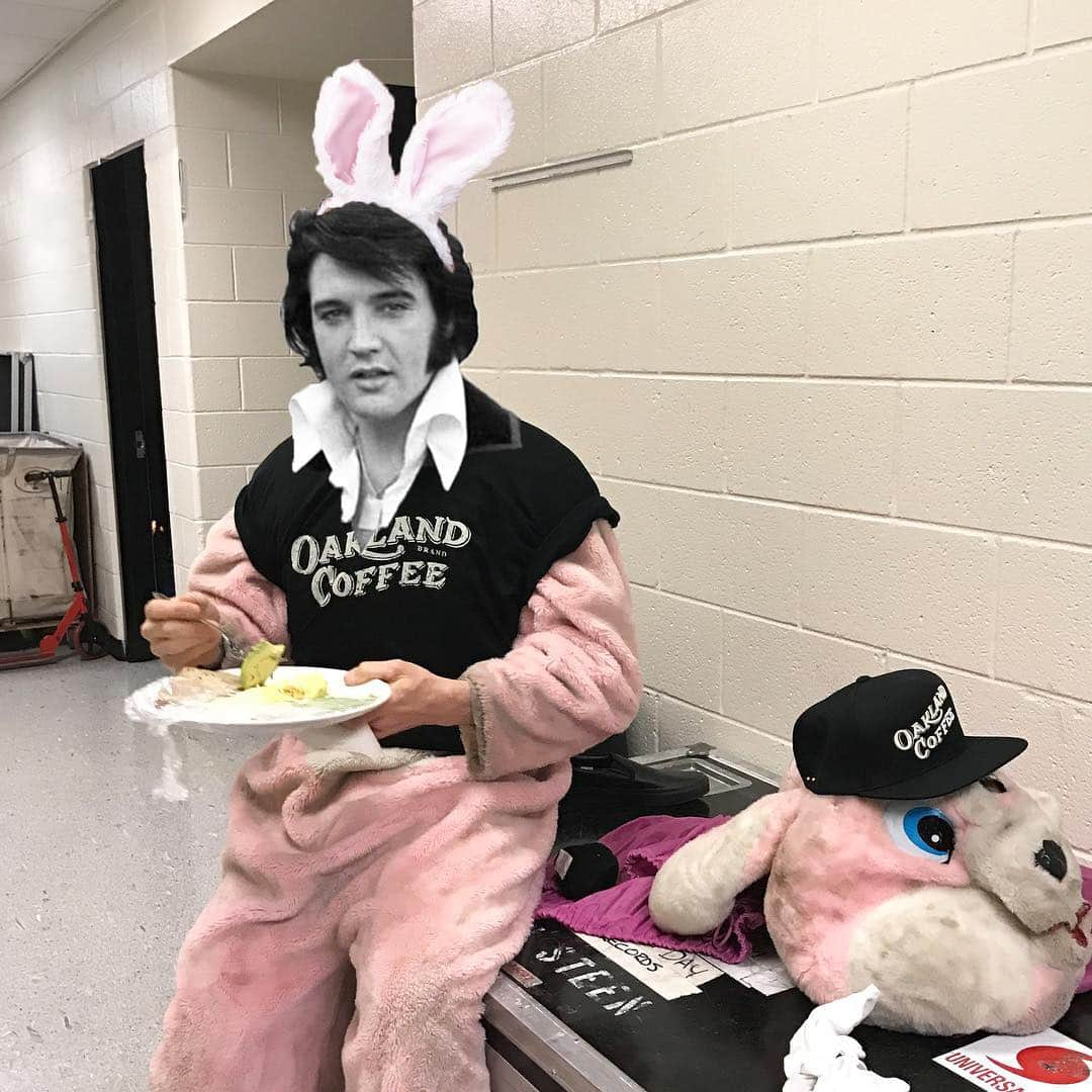 マイク・ダーントさんのインスタグラム写真 - (マイク・ダーントInstagram)「Happy Easter everybunny!  @oaklandcoffee #drunkbunny #haveaneggcellentday」4月22日 0時36分 - mikedirnt