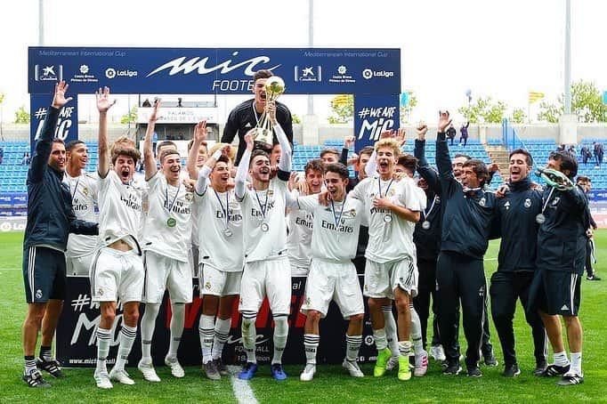 ラウル・ゴンサレスのインスタグラム：「Campeones del @micfootball 2019!! Orgulloso de mi equipo.💪🏻🏆 😁」