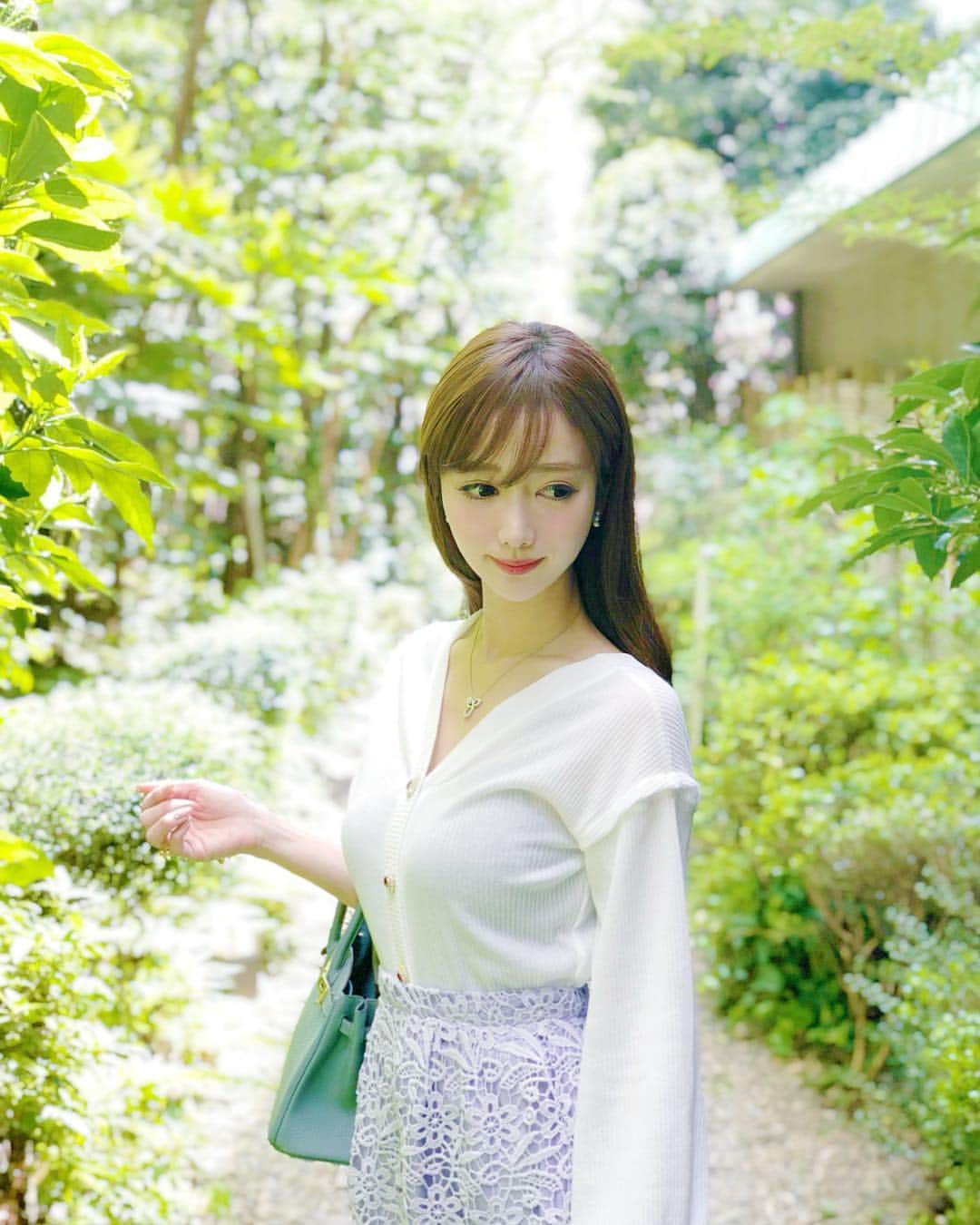 関有美子のインスタグラム：「🌸🌸🌸🌸🌸 . . 先日 主人とオークラへ🥰✨ . 最近やっと春らしい気候で 嬉しいです🌸 仲良し @naccy0112 デザインの @cherryann_official のトップスとタイトスカート を着てみました。 だんだんと 手持ちの服が ピンクからラベンダーカラーになってきた30代🤔 落ち着きのある しっとりした大人になりたいな😂 . . #fashion #ottd#cherryan」
