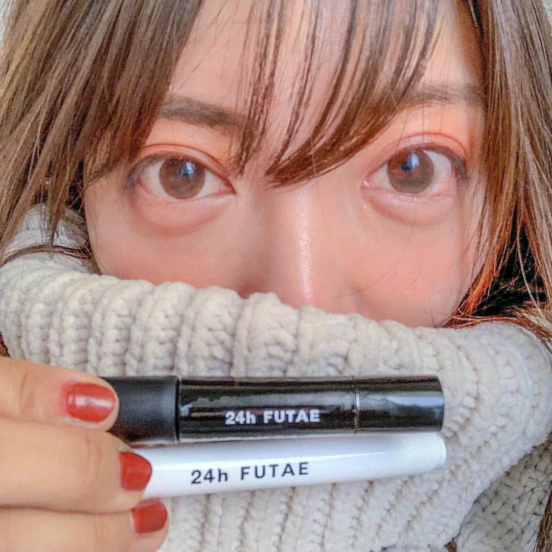 和希詩織さんのインスタグラム写真 - (和希詩織Instagram)「👀#eyemake #eyes #cosmetics . . 最近の#アイメイク 事情👀 . . むくみで目のラインが安定してない時にいつも24hFUTAEに頼ってる👏 . . これは#アイプチ と違って本物のふたえになるためのものなとこがナイスなのよ👏 . . 夜用🌜を寝る前に塗って 就寝中にふたえの癖づけができて朝理想の目に仕上がるからお気に入り❤️ . . 昼用☀️は接着しない皮膜タイプ 自然なふたえをキープできてナチュラルメイクでもよき👏👏👏 . . 美容成分も入って#美意識高い とこも わかってらっしゃる🤭❤️ . . 昨日#森絵梨佳 ちゃんのお渡し会で 刺激うけまくり👏 可愛いはせいぎ . . . .  @inglewood_beauty  #ナチュラルメイク #24hFUTAE#くっきり二重#たるみ目#くぼみ目#目もと美容#美容成分#24hFUTAE#ふたえ#一重#一重#二重になりたい#PR#メイクアップ #ナチュラルカラコン#アイメイク好き #可愛くなりたい」4月22日 0時49分 - kazukishiori