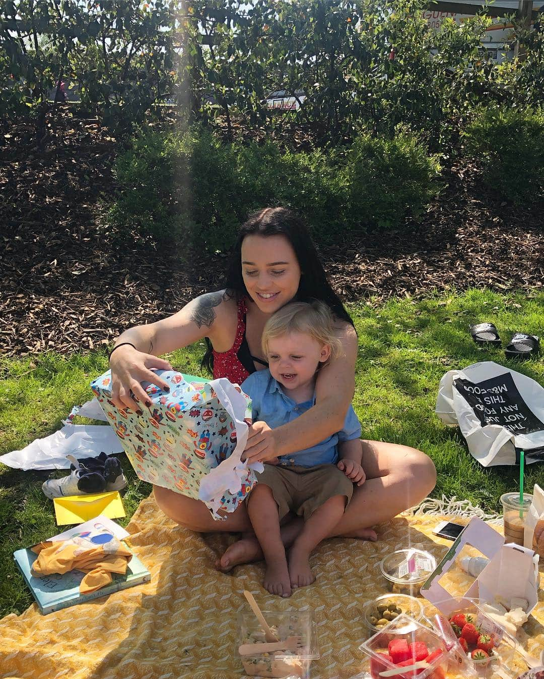 サマンサ・マリアさんのインスタグラム写真 - (サマンサ・マリアInstagram)「Yesterday we had a lovely day with the bubbas - @daniellachristinaofficial and I had a picnic and we gave Noah his bday presents ☺️ SO happy to finally have some sunnnn! ☀️」4月22日 0時51分 - sammimaria