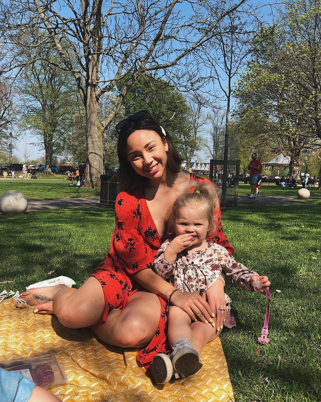 サマンサ・マリアさんのインスタグラム写真 - (サマンサ・マリアInstagram)「Yesterday we had a lovely day with the bubbas - @daniellachristinaofficial and I had a picnic and we gave Noah his bday presents ☺️ SO happy to finally have some sunnnn! ☀️」4月22日 0時51分 - sammimaria