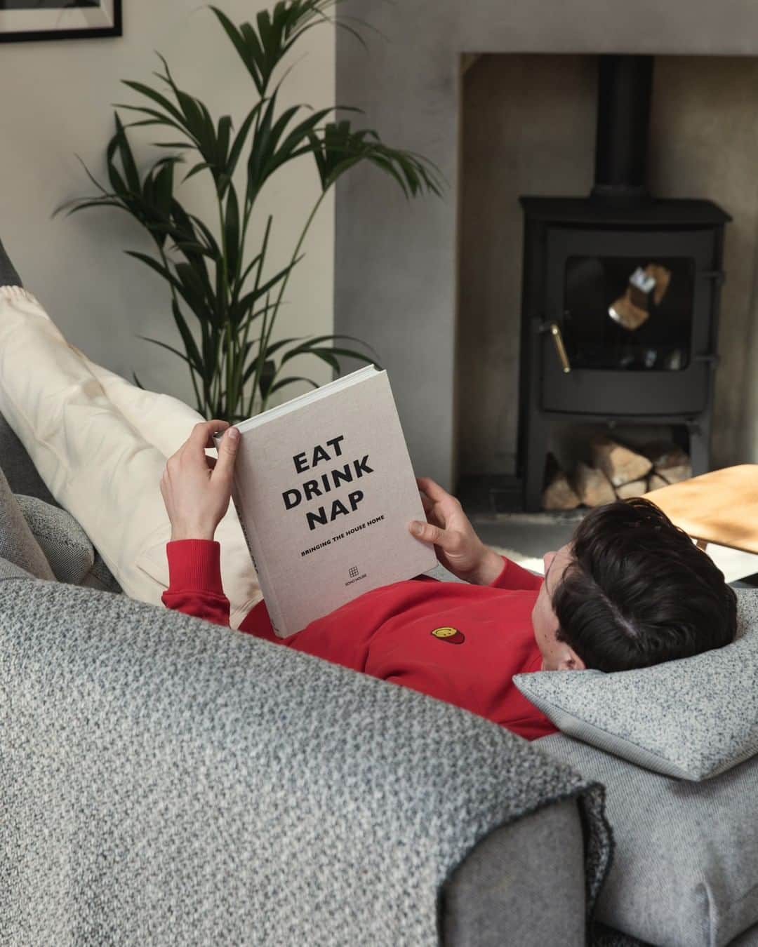 MR PORTERのインスタグラム：「Eat. Drink. Nap. This weekend in a nutshell. 💤⁣ -⁣ 🛒 Shop @sohohome now via the link in bio. #MRPORTER」