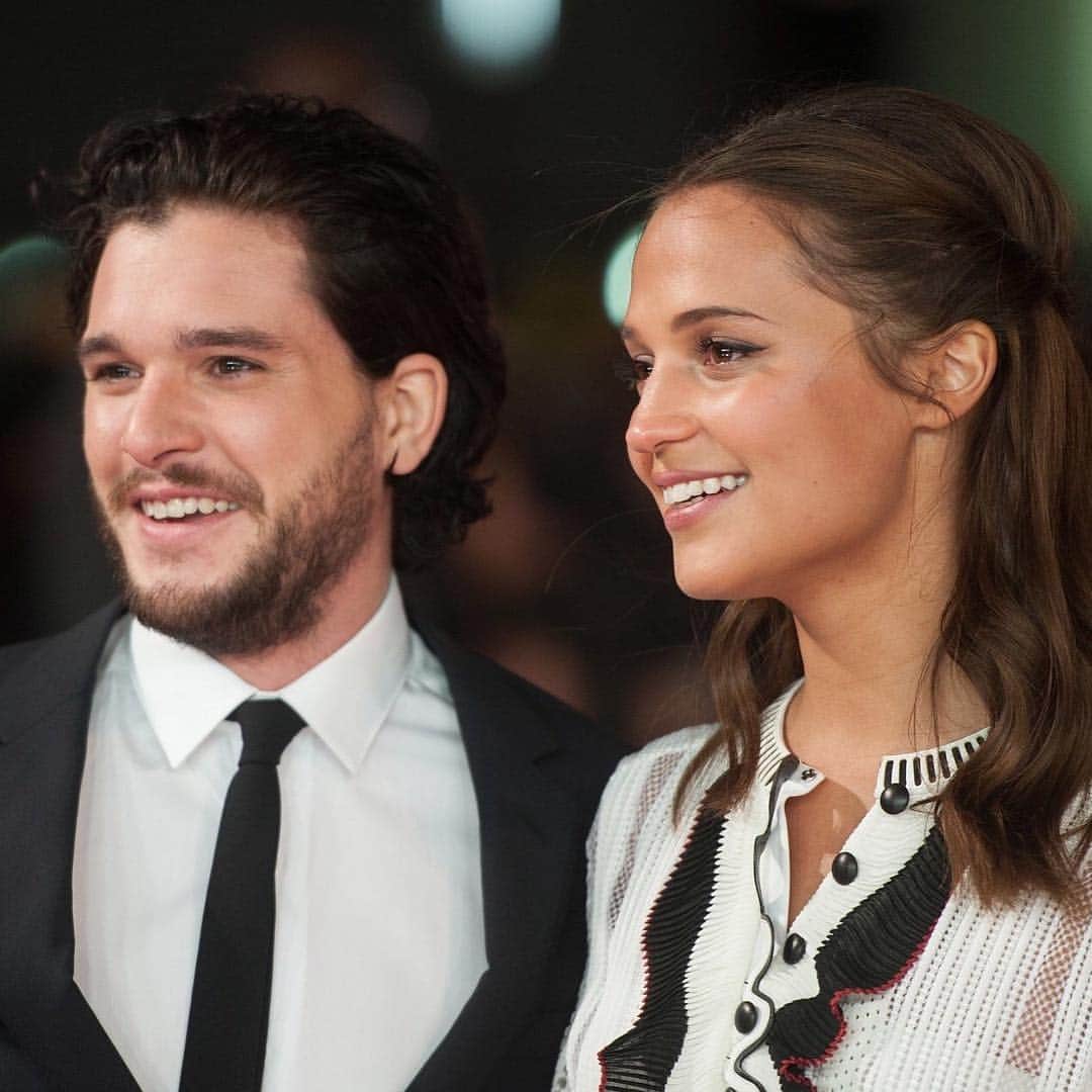 アリシア・ヴィキャンデルのインスタグラム：「Who do you want on the Iron Throne?」
