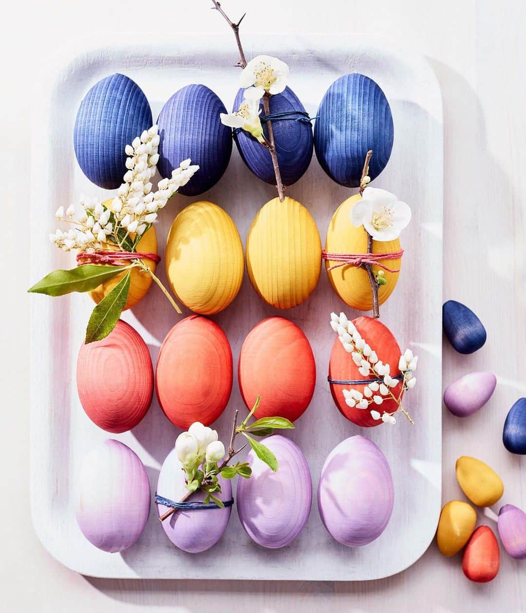 マーサ・スチュワートさんのインスタグラム写真 - (マーサ・スチュワートInstagram)「Don't be shell-shocked—these eggs are actually made of wood, and the pattern is its natural grain. ✨ Even more striking is the new-fashioned palette: warm, vibrant, and truly unexpected for Easter. 🌈 Display them on a tray, wrap a few in twine, and slip in a fresh bud (they work nicely as individual place settings, too). 🌸 📷: @johnny_miller_」4月22日 0時58分 - marthastewart