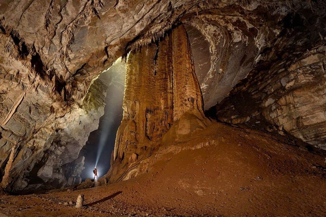 National Geographic Travelさんのインスタグラム写真 - (National Geographic TravelInstagram)「Photo by Robbie Shone @shonephoto | Underground in China lies a world that is like no other. China boasts some of the largest and most spectacular caves in the world and we had the honour to explore them and photograph them. Formed over tens, possibly hundreds of thousands of years by dripping water, this giant speleothem stalagmite stands in the center of this giant cave passage. In total darkness it is impossible to grasp the true scale of it, but throw light around it for a photograph and all is revealed.」4月22日 0時59分 - natgeotravel