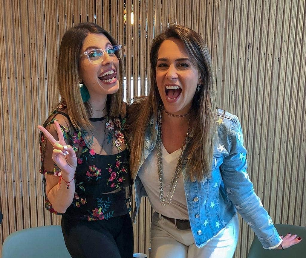 Erika De La Vegaさんのインスタグラム写真 - (Erika De La VegaInstagram)「El viernes estrené el episodio 7 de #EnDefensaPropiaByErika  En esta oportunidad la conversa fue con la valiente Michelle Poler, creadora de @hellofears quien comenzó esto como un proyecto en un salón de clases y hoy en día es un movimiento social.  Michelle se ha convertido en una conferencista e influencer que viaja por el mundo junto a su esposo Adam, motivando a la gente a confrontar sus miedos, cambiar mentes y hacerlas libres.  Síganla en su cuenta de instagram @hellofears  El episodio pueden verlo en #YouTube o escucharlo en #Spotify #iTunes y #iVoox (link en mi bio)  Producción: @pelicarmona Edición: @aemorantes Música original de: @epararrayos Espacios: @wework Coral Gables  #ErikaDeLaVega #Podcast #PodcastEnEspañol」4月22日 1時00分 - erikadlvoficial