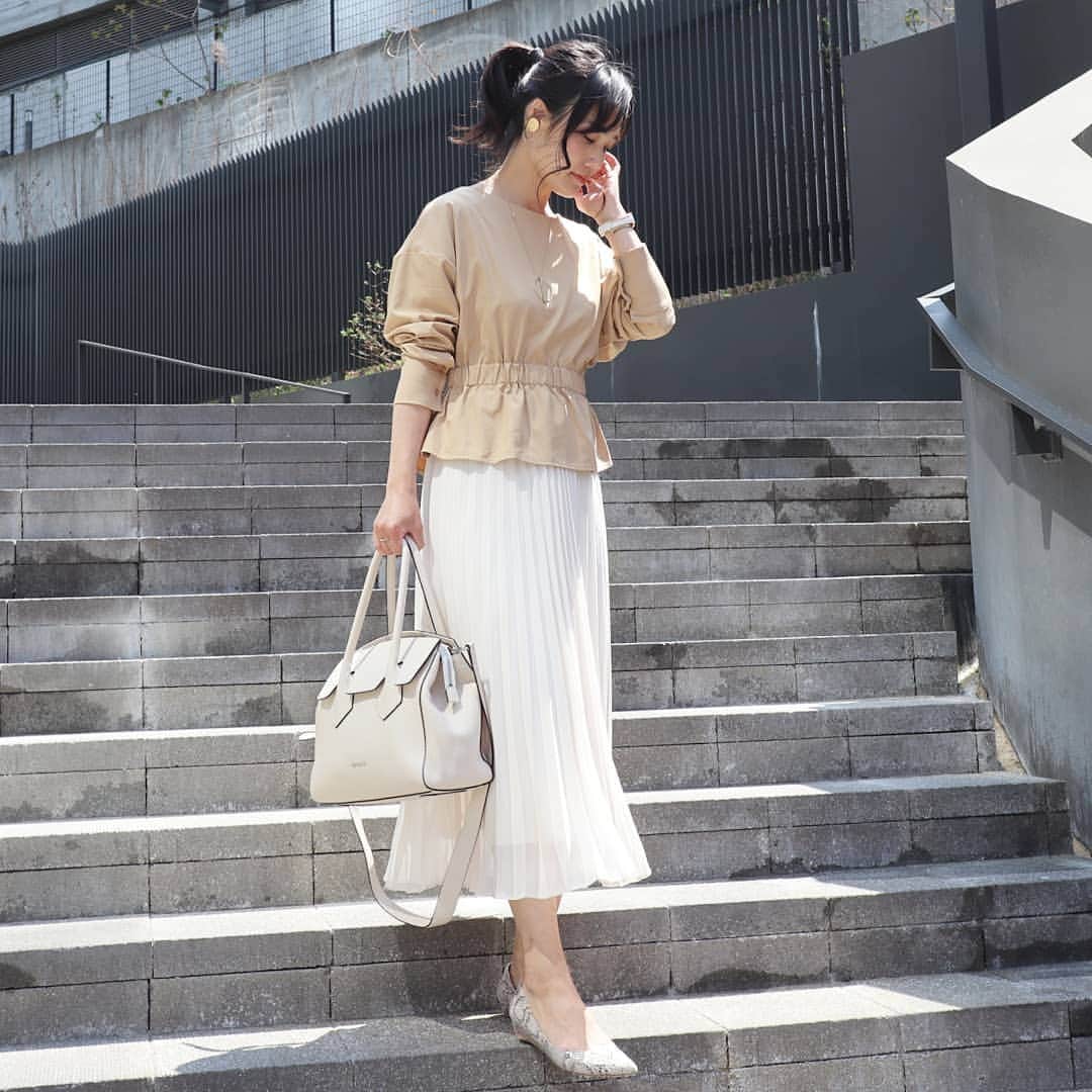 Eri Satoのインスタグラム：「beige×iyoryコーデ · tops: @titivatejp bag: @29_anni shoes: @randa_pic  accessories: @joueri · 昨日のコーデ @titivate の #前後2wayペプラムタックブラウス 今回はボタンの方を後ろにして着てみたよ！ 後ろから見た時のペプラムが可愛い😊 · キレイめコーデだったので  お気に入りの @29_anni のバッグで😘 4月30日まで #阪急うめだ本店 でPOP UP SHOPをやっていますよ✨ · アクセサリーは全部 @joueri です🤗 昨日投稿した内容と合わせてblog書いたので @satoeri626 のトップのURLから見てね💕 · #29_anni#ageless_unchain #ティティベイト #titivatestyle#fashion#ootd#outfit#code#coordinate#style#instafashion#instagood#instalike#ファッション#コーディネート#コーデ#プチプラ#プチプラコーデ#ママコーデ#シンプルコーデ#mamagirl#locari#ママファッション #partegram#読者モデル#読モ#ママモデル」