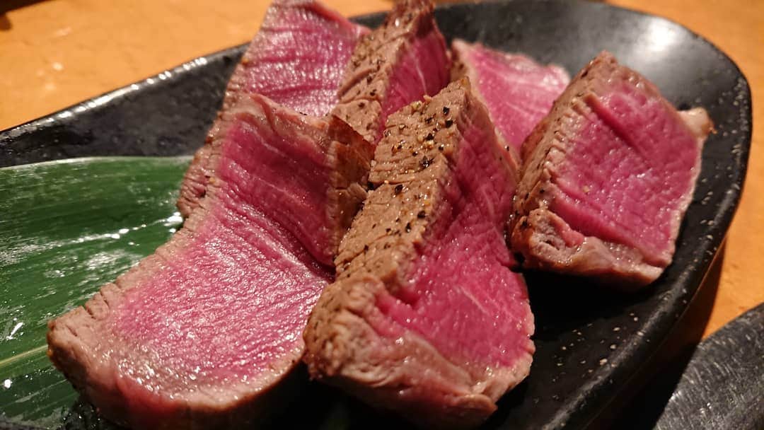 大沢文也のインスタグラム：「メチャクチャ美味しい。食べながらヨダレが止まらん。  #焼き肉 #焼肉 #やきにく #ヤキニク #yakiniku #お肉 #肉しか信じない #肉命 #肉好き #肉好きな人と繋がりたい #シャトーブリアン #赤身肉 #低カロリー #高タンパク低カロリー #毎日肉 #元気の源」