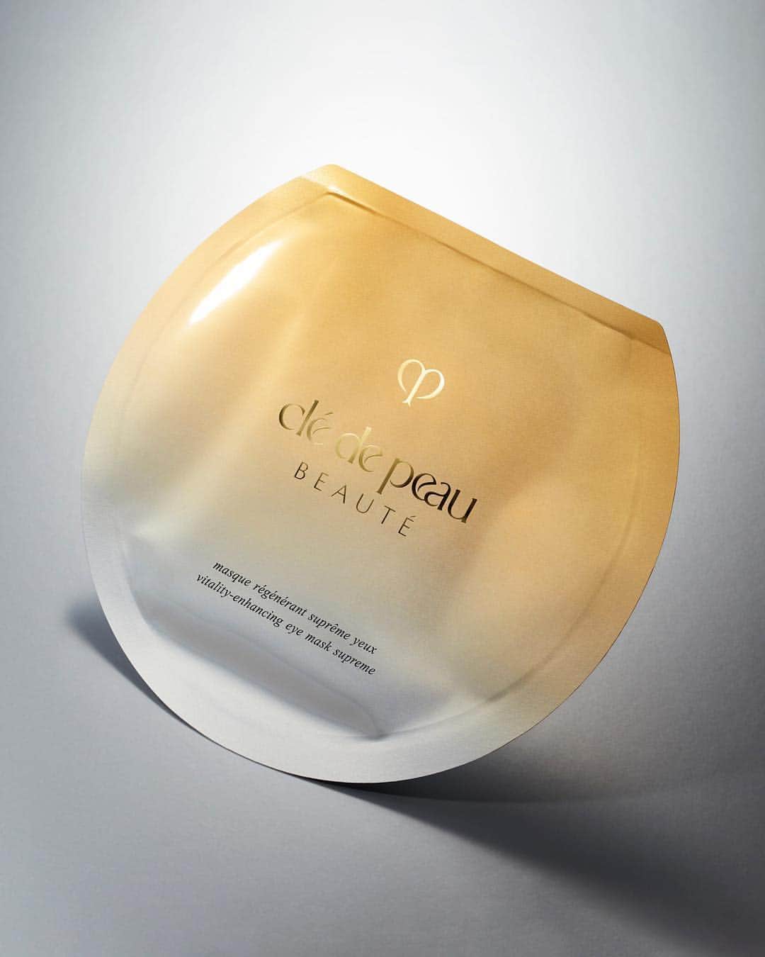 Clé de Peau Beauté Officialさんのインスタグラム写真 - (Clé de Peau Beauté OfficialInstagram)「Banish visible signs of aging around the eyes with the #VitalityEnhancingEyeMaskSupreme for a lifted, smoothed and recontoured look.」4月22日 1時09分 - cledepeaubeaute