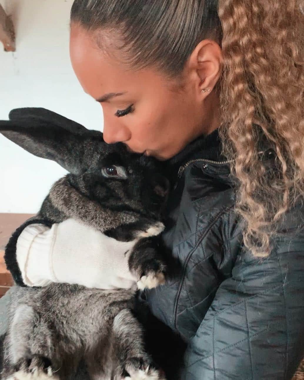 レオナ・ルイスのインスタグラム：「Happy Easter from me & all of the rescue bunnies at @hopefieldanimalsanctuary 🐰 come visit them all soon 💝」