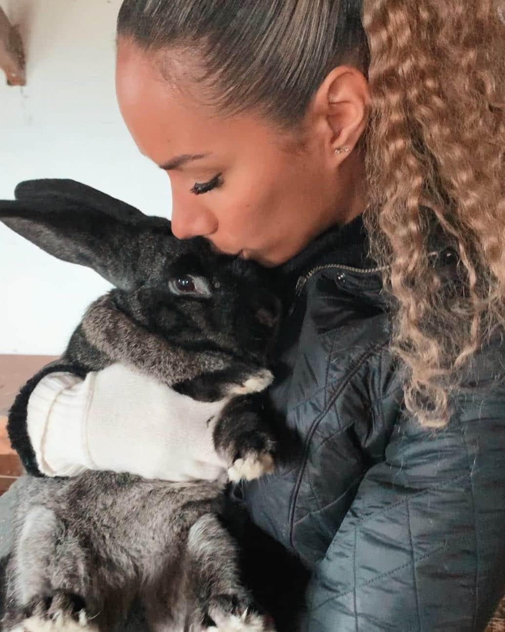 レオナ・ルイスさんのインスタグラム写真 - (レオナ・ルイスInstagram)「Happy Easter from me & all of the rescue bunnies at @hopefieldanimalsanctuary 🐰 come visit them all soon 💝」4月22日 1時13分 - leonalewis