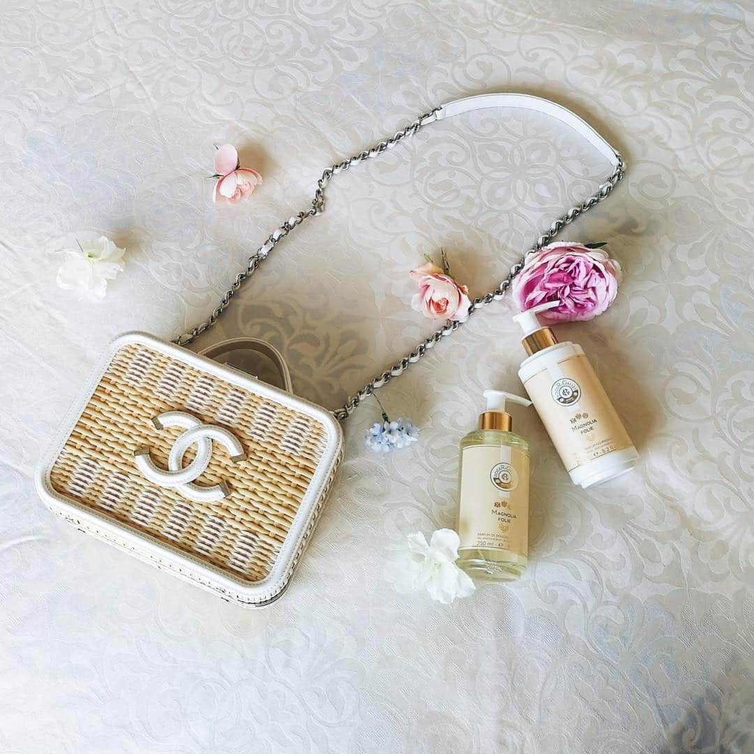 クリスティン・ウェイのインスタグラム：「Spring is here #chanel #magnoliafolie #rogergallet #perfume」