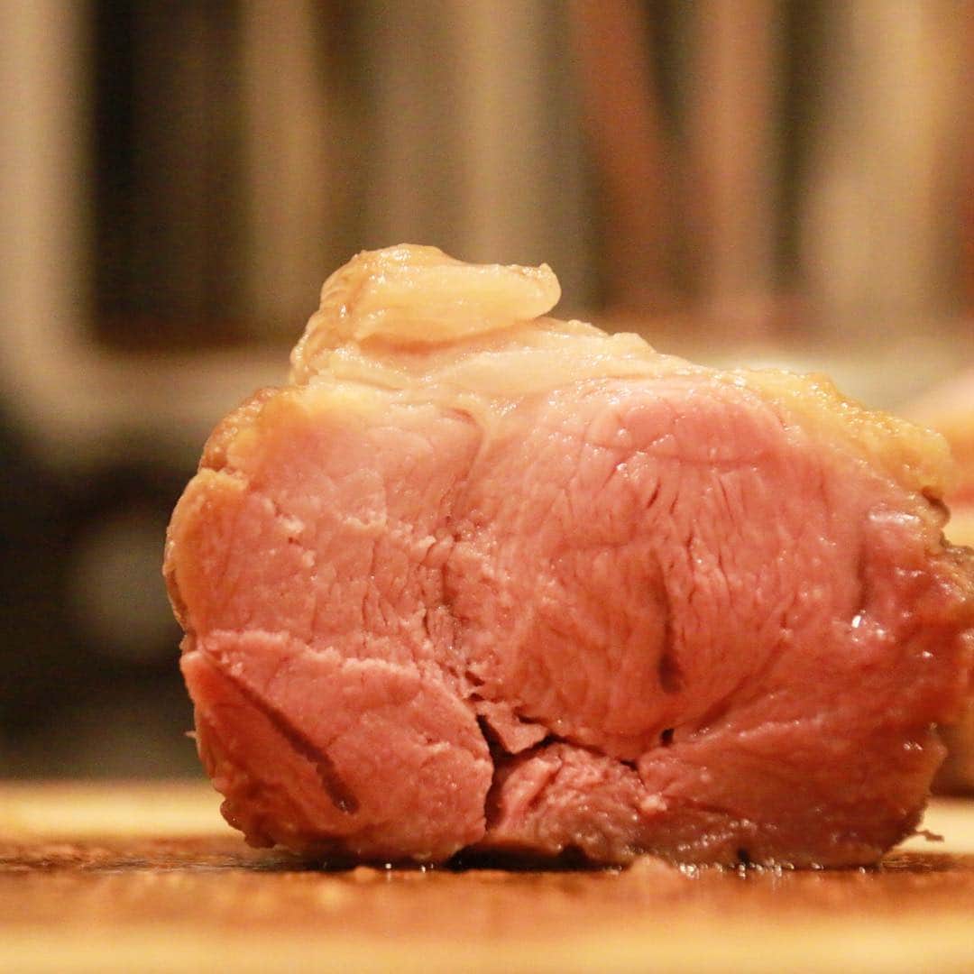 vo_coのインスタグラム：「🥩 こんな時間ですけど、Boniqの動作テストで作ってみた煮豚の断面、置いておきますね！ * #Boniq #低温調理  #63度で120分 #最高かよ #350円の肩ブロックとは思えない」