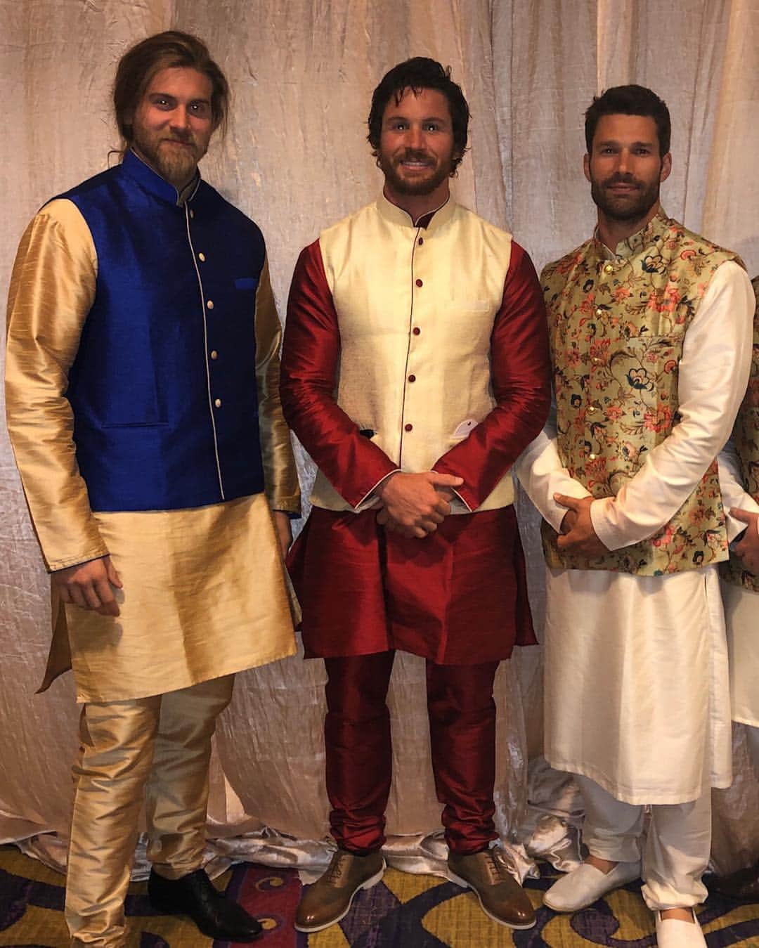 モデル、ブロック・オハーンのインスタグラム：「I’ve been all around the world with these guys. And on this trip we went to North Carolina for our good friend Dipan’s wedding. 🙌🏽 This wedding was unbelievable. I’m so happy for Dipan and his now wife Amy. Two beautiful people who truly deserve each other. 🙏🏽❤️ They were so busy the entire time I didn’t even get a solo photo with them both. So I opted for these guys right here 😏  And I couldn’t complain if I tried. If you saw my IG stories you got a little glimpse at how incredible this wedding was 🙌🏽」