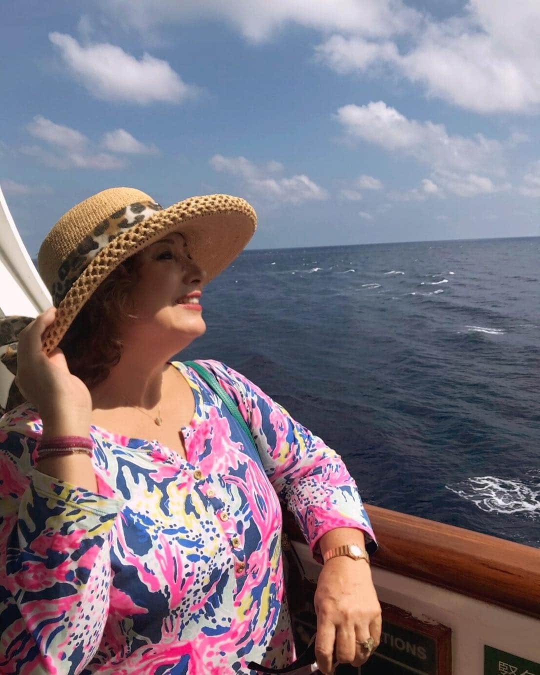 キャシー中島さんのインスタグラム写真 - (キャシー中島Instagram)「* とにかくステキな船です。 ノスタルジックでしょ！ お日様が気持ちいい！ もちろん暑いけど風がいい感じです。 この長ーーいデッキは船を一周できるので おじさまやおばさまがウォーキングしています。 * 船の中はどこを写しても絵になります！ パパ、海の男って感じでいいよ❣️ デッキで休んでいても風が気持ちいい！ 今日はイースター、 ロビーには卵のお菓子が飾ってあります！ とにかく毎日イベントがあります。 ダンスレッスンやクラフト作りなどなど、 退屈しないようになっているのです！ * #キャシー中島#kathynakajima #勝野パパ#勝野洋 #夫婦#couple#夫婦旅  #クルーズ#船旅 #cruise  #海上からお届けしております」4月22日 1時19分 - official_kathynakajima