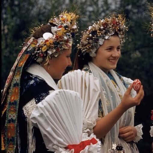 シー ニューヨークさんのインスタグラム写真 - (シー ニューヨークInstagram)「Happy Easter🐣!💕🐰 📷 #NationalGeographic 1959, Women in traditional dress sharing eggs 🥚  #EasterSunday」4月22日 1時19分 - seanewyork