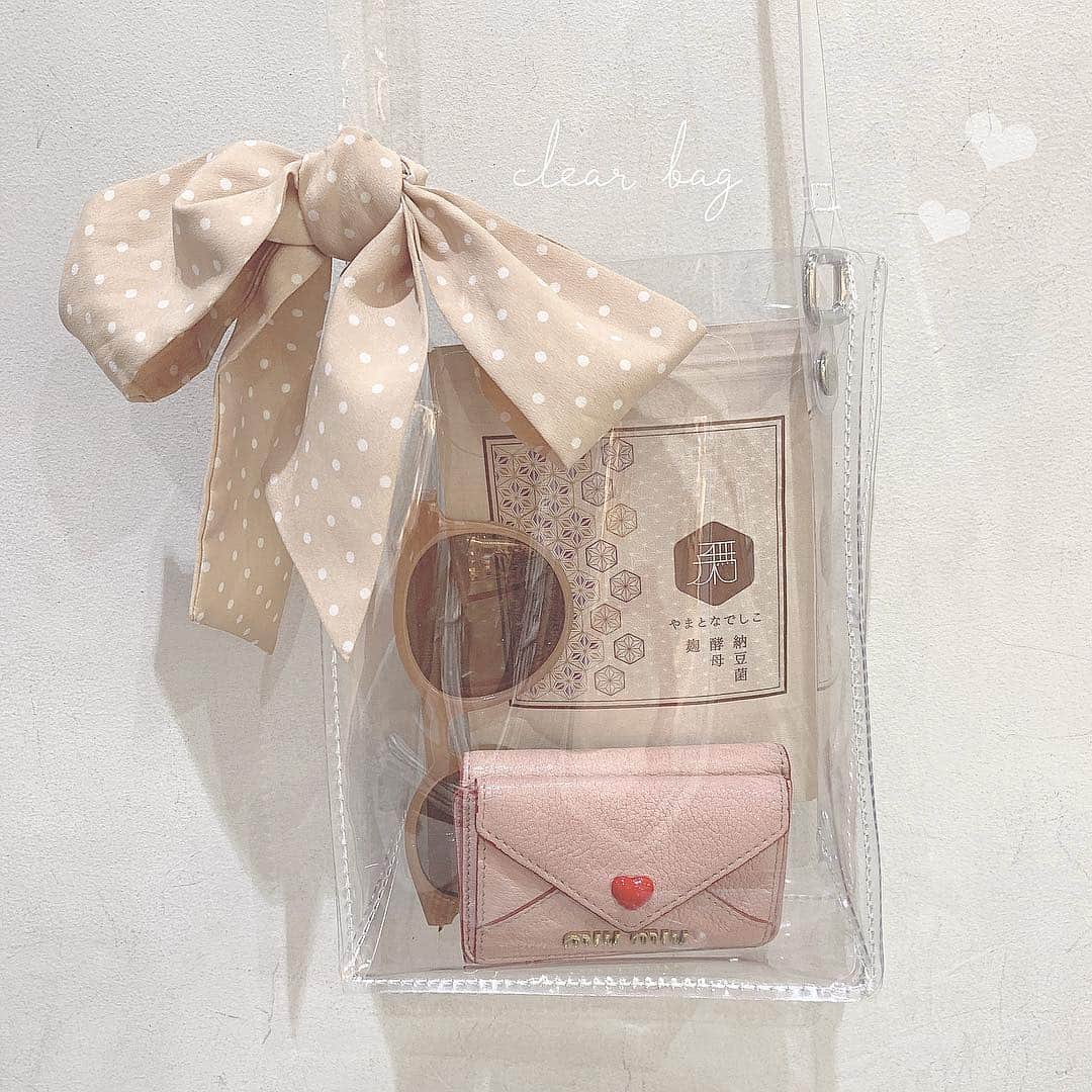のインスタグラム：「👜 ⠀ 最近の出勤バッグ𓂂𓏸物少ない。笑 花粉症治すのに腸内環境よくするといいって友達に 聞いてからR-1飲み始めたら劇的に花粉症良くなった😭 さらに腸内環境よくしたくって納豆菌入ってる サプリもオススメって言ってたから 朝昼晩飲もうと思ってそのままカバンに入っている。笑⠀ ⠀ 血液検査でスギ花粉が重度の反応出て、 毎年薬飲んでもマスク二重にしても鼻水たらたら😭  だったのに今年は薬なくても全然乗り切れるように なったからびっくり！ 花粉症に悩んでる方是非試してみて欲しい🙏⠀ ⠀ #やまとなでしこ#クリアバッグ#milleacode#소통」