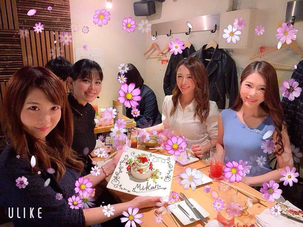 鈴木あかりさんのインスタグラム写真 - (鈴木あかりInstagram)「みかん🍊 #はぴば #お誕生日 #お誕生日会  #恒例 #happybirthday #hbd  #いつもの #みんな #お姉さんになったね #毎回思う #出会った頃は #二十歳 #そこそこ #若かった #今もね  #女子会 #ごはん #instagood #美女会 #自分で言う  #いいねしてね」4月22日 1時32分 - akarin_szk