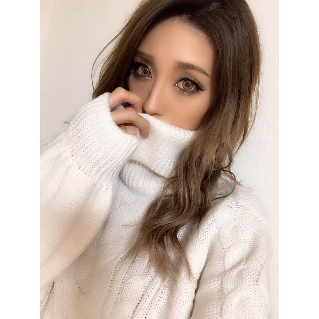 ゆん（並木優奈）さんのインスタグラム写真 - (ゆん（並木優奈）Instagram)「. . ずっと載せてなかった 【NEW❤️HAIR】 . エクステ取ったら かなり地毛が伸びてて けど量が少ないから エクステで髪の毛の量を 増やした時の、、💕 . ちょっとイメチェン😘 . この長さは初だし ゆんぽくなかったけど 超可愛かったな〜💋 . . . そしてエクステは ANKHCROSSから パワーアップした NEWエクステを 付けてもらったの❤️ . めっちゃサラサラだし 根元のシール部分が 目立たないようになってた‼︎ . . . もちろんカラーも してもらいました💓 . 安定のグラデです👍 (2枚目がリアルな色味) . . . ちなみに6枚目の写真は カラーも長さもBefore💔 . . . 1.2枚目で付けてる ピアスとバングルは @jjra00のだよ❤️💕 . . . . . . #new#hair#ankhcross#gaudy#revo#accessory#gold#jjra00#yun」4月22日 1時30分 - yunaaaaa.x