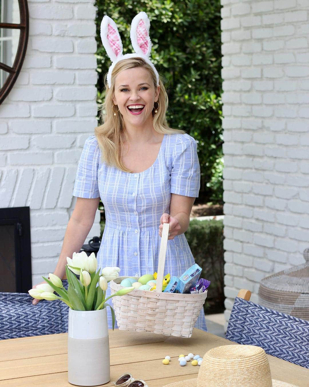 リース・ウィザースプーンさんのインスタグラム写真 - (リース・ウィザースプーンInstagram)「Happy Easter, every bunny!! Thankful to be spending with day with my favorite peeps 🐥🐥🐥 (👗:@draperjames)」4月22日 1時40分 - reesewitherspoon