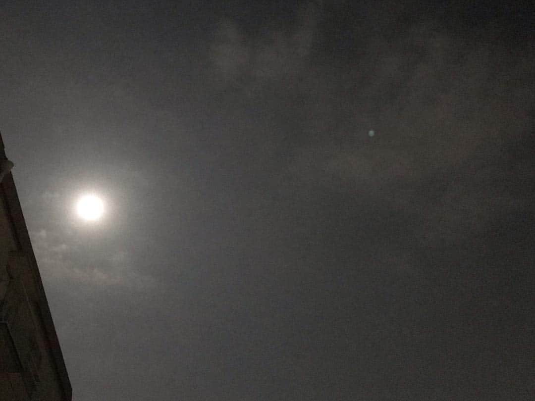 桂のインスタグラム：「同じ空 違う時間に  あなたをずっと待ち続けて たまった涙に夕焼けが染まって 時間の向こう側で私を待つあなた 私の心が落ち着かないの  同じ空 でも違う時間に 絡まってしまった悲しい私達の愛 私の切実な想い あの月の光に込めて あなたがいる場所を明るく照らせるように  あなたはとてもありがたい人 どんな言葉でも言い表せない私の愛 過ぎ去った月日で傷つきつらくても あなたの胸で私を守ってくれたの  同じ空 でも違う時間に 絡まってしまった悲しい私達の愛 私の切実な想い あの月の光に込めて あなたがいる場所を明るく照らせるように  私の愛しい人よ  同じ空の下 違う時間で 成し遂げられない悲しい愛 平野の空 あの月の光になり照らすわ 私の元へ来る道をまた見つけられるように  #sky #nightsky #clouds #moon #moonlight #nightscape #nightview #cityscape #landscape #silhouette #queeninhyunsman #anothertimethesamesky #空 #夜空 #雲 #月 #月光 #月影 #十六夜 #夜景 #街角 #景 #シルエット #イニョン王妃の男 #同じ空違う時間に」