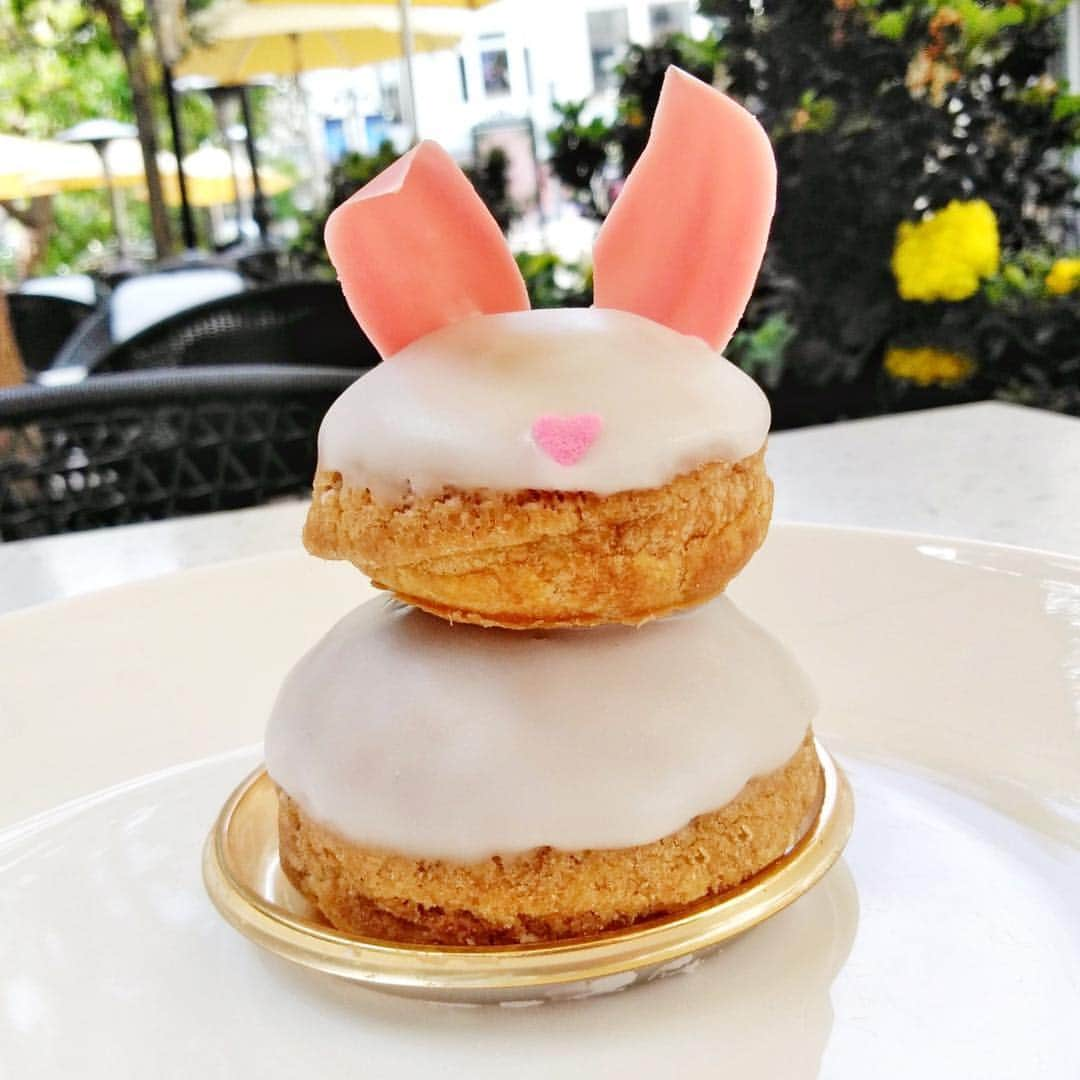 DOMINIQUE ANSEL BAKERYさんのインスタグラム写真 - (DOMINIQUE ANSEL BAKERYInstagram)「Happy Easter! Our Easter Bunny Religieuse in NYC & LA is a double-decker cream puff filled with Nutella pastry cream. Hope everyone enjoys this sunny Sunday. 😎🐰 #HappyEaster @dominiqueansella @dominiqueanselkitchen @dominiqueanselnewyork」4月22日 1時38分 - dominiqueansel