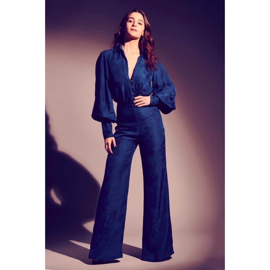 アリア・バットのインスタグラム：「💙」