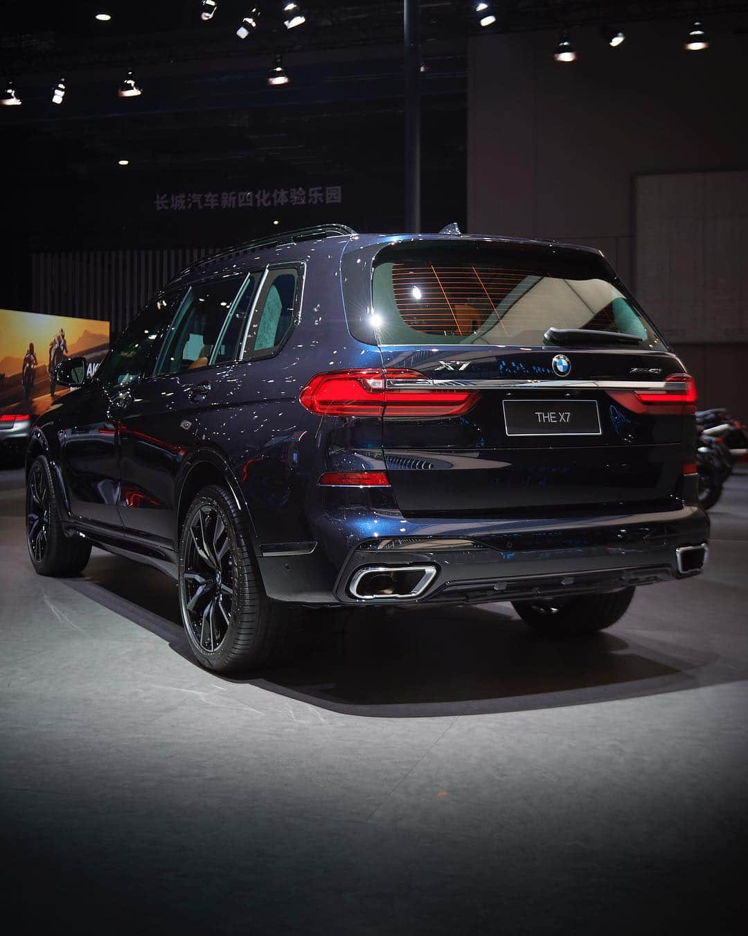 BMWさんのインスタグラム写真 - (BMWInstagram)「Ready for a luxury experience. THE X7. #X7 #THEX7 #AutoShanghai __ BMW X7 xDrive40i: Fuel consumption in l/100 km (combined): 9.0 - 8.7. CO2 emissions in g/km (combined): 205 - 198. The values of fuel consumptions, CO2 emissions and energy consumptions shown were determined according to the European Regulation (EC) 715/2007 in the version applicable at the time of type approval. The figures refer to a vehicle with basic configuration in Germany and the range shown considers optional equipment and the different size of wheels and tires available on the selected model. The values of the vehicles are already based on the new WLTP regulation and are translated back into NEDC-equivalent values in order to ensure the comparison between the vehicles. [With respect to these vehicles, for vehicle related taxes or other duties based (at least inter alia) on CO2-emissions the CO2 values may differ to the values stated here.] The CO2 efficiency specifications are determined according to Directive 1999/94/EC and the European Regulation in its current version applicable. The values shown are based on the fuel consumption, CO2 values and energy consumptions according to the NEDC cycle for the classification. For further information about the official fuel consumption and the specific CO2 emission of new passenger cars can be taken out of the „handbook of fuel consumption, the CO2 emission and power consumption of new passenger cars“, which is available at all selling points and at https://www.dat.de/angebote/verlagsprodukte/leitfaden-kraftstoffverbrauch.html.」4月22日 1時41分 - bmw