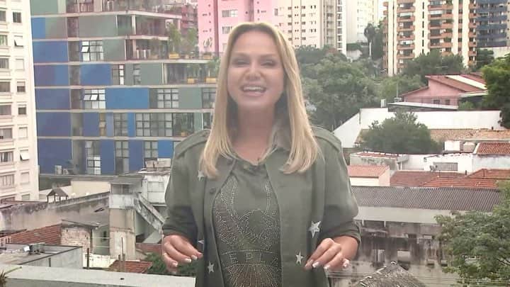 Eliana Michaelichin Bezerraのインスタグラム：「Ficaaaaa que “Vai Ter Festa” surpresa para o cantor @belo. Sua esposa @graoficial foi minha cúmplice. Tá demais!!!! Espero vcs as 15h no SBT. #eliana #belo #programaeliana」
