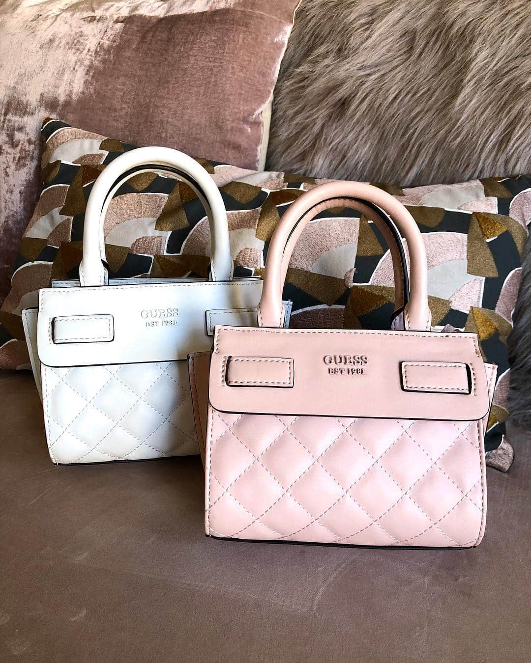 ゲスさんのインスタグラム写真 - (ゲスInstagram)「Pink or white? 💕🌸 #GUESSHandbags」4月22日 1時58分 - guess