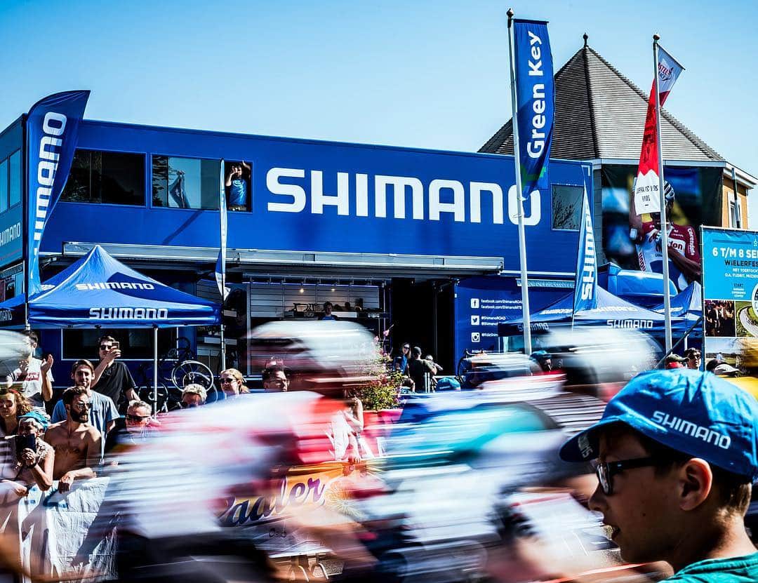 Shimanoさんのインスタグラム写真 - (ShimanoInstagram)「We’ve never seen anything like this before. After an unprecedented final, @mathieuvanderpoel wins the Amstel Gold Race! Swipe through some of the best shots of the race ➡️ #ShimanoRoad #amstelgoldrace @jorisknapen_studioknapen」4月22日 1時51分 - rideshimano