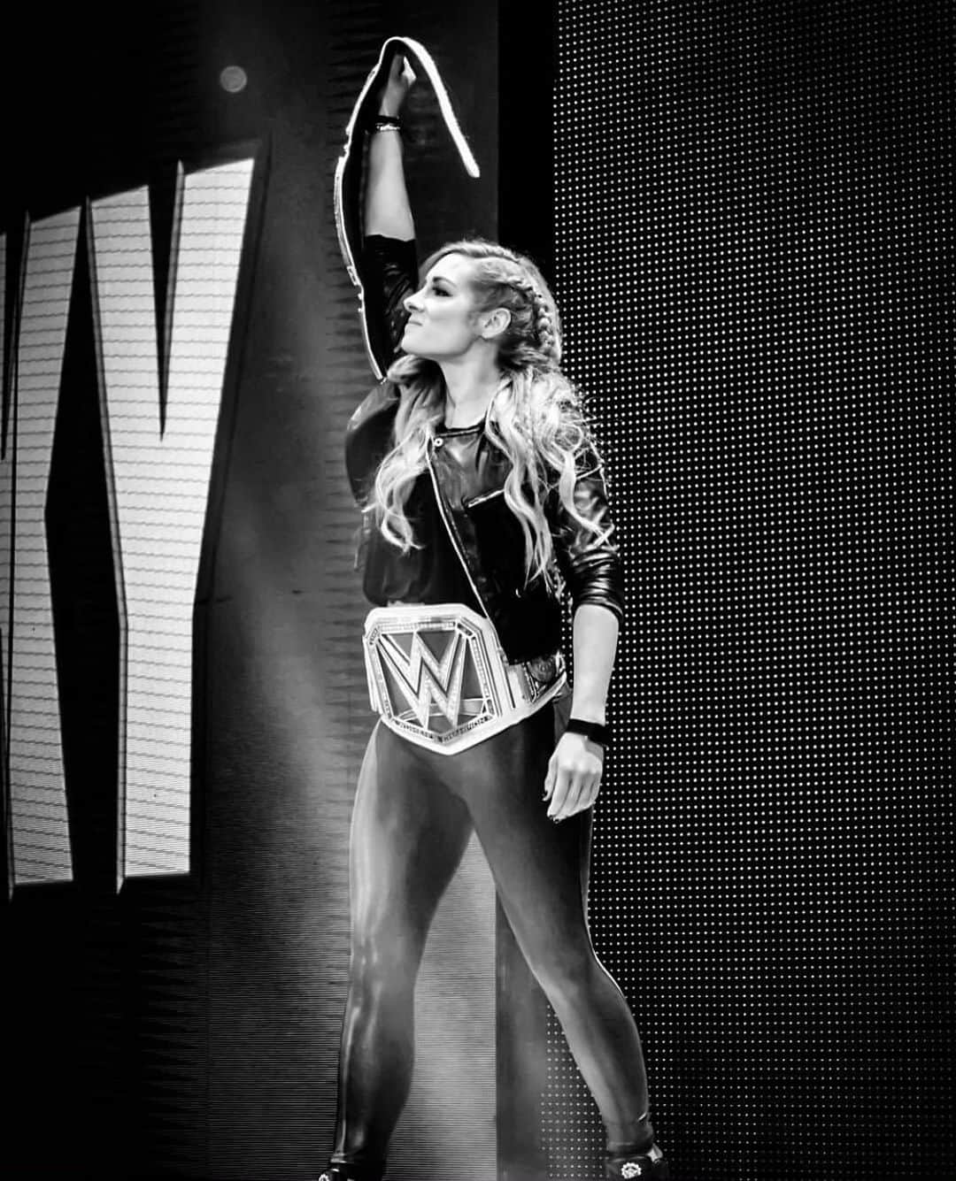 レベッカ・ノックスのインスタグラム：「Been criss-crossing the country making town with Smackdown AND Raw. What did I miss?」