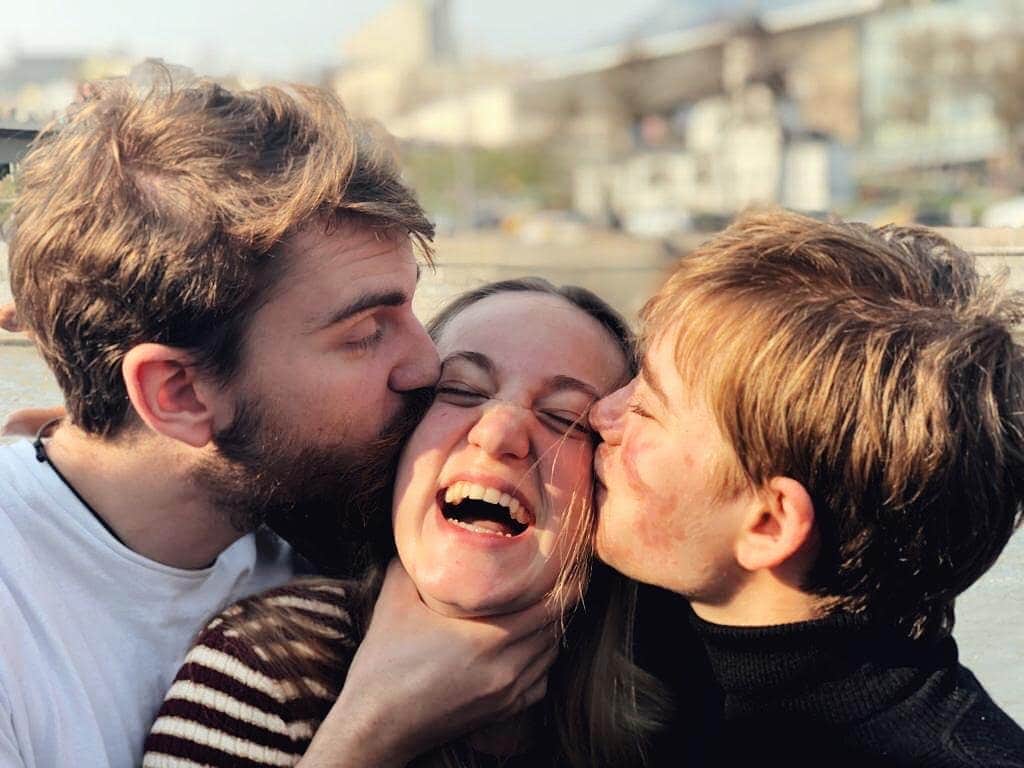 ベアトリーチェ・ヴィオのインスタグラム：「E pochi giorni dopo il compleanno di mamma tocca alla sorella... sono 18 per la mia Solicina! 🎉 e finalmente siamo di nuovo tutti e tre insieme 💕 . . #BrotherAndSisters #ILoveMyFamily #HappyBirthday #HappyEaster」