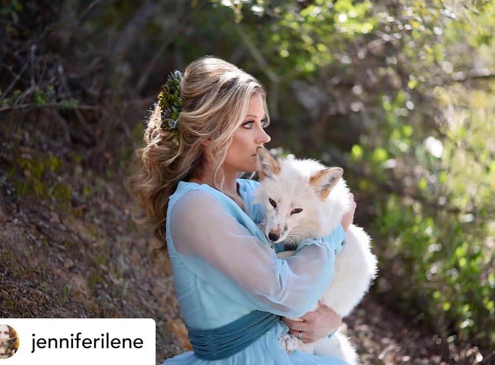 のインスタグラム：「A magical moment for this Easter Sunday!! Happy Easter to all of our followers and their family!! . Posted @withrepost • @jenniferilene Maksa is so comfortable around people, especially the lovely @stephhunnybunny! 🐰  Maksa is a wonderful ambassador fox and she represents her species during educational encounters & talks at @jabcecc’s facility. 🦊 Ambassador animals play a key role in connecting those who are near it with nature and the issues influencing the species itself or its native habitat.  The thrill of being close to a wild animal can spark a life-long interest in learning more about a species or ecosystem, and importantly, in environmental conservation. 🌱  Side note: @dreaxmakeup & @victoriahairdesign did a fantastic job with Stephanie’s hair and makeup. And I’m so excited to host more fox photo session events with@jabcecc in the near future. Please let me know if you’d like to book a spot.  Have a blessed Easter! 💕 . . . @jabcecc @stephhunnybunny @dreaxmakeup @victoriahairdesign #maksa #fox #russianfox #jabcecc #socal #california#sandiego #foxes #foxesofinstagram #foxlover #foxlife #foxy #vulpesvulpes #foxesofig #foxinternational #lovefoxes #foxlovers #foxlove #animalsco #deaftalent #deafphotographer #supportsmallbusiness #animals_magic #animallove」