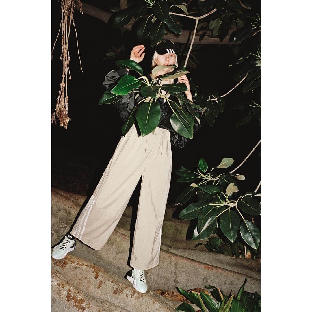 ワイスリーのインスタグラム：「Y-3 Yohji Love Mesh Tee, Y-3 Wide Pants and Y-3 KAIWA.​ Swipe for Y-3 XS Mobility Bag.  Y-3 Spring Summer 2019.​ 📷: @angelopennetta​  Styling: @haleywollens ​--- ​#adidas #Y3 #YohjiYamamoto #KAIWA​ Discover the collection at Y-3.com」