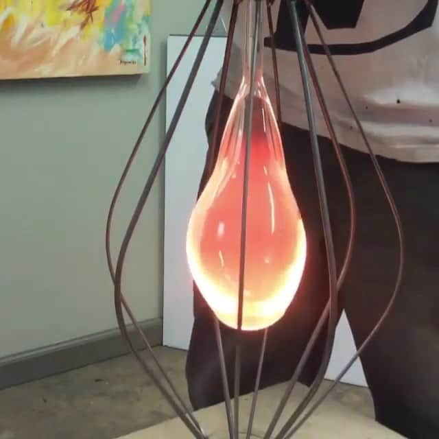 naildecorvideosのインスタグラム：「Blowing in hot glass 🔥 @et_glass」