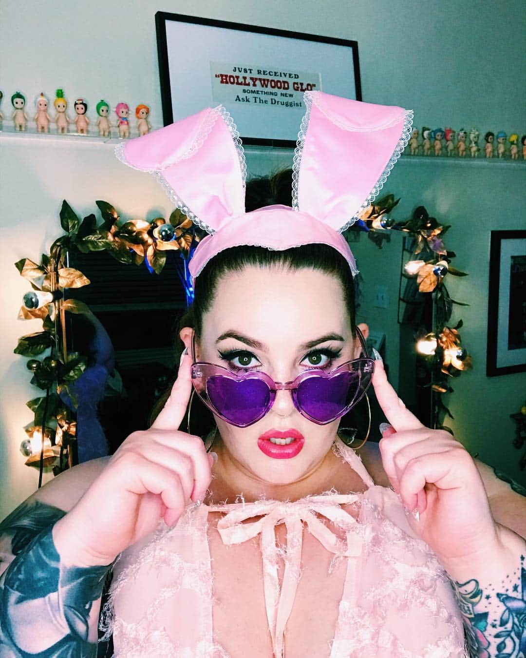 テス・ホリデーさんのインスタグラム写真 - (テス・ホリデーInstagram)「Happy Easter y’all! Sunnies are @fashionnovacurve 💕🐰💐🐣💘」4月22日 2時08分 - tessholliday