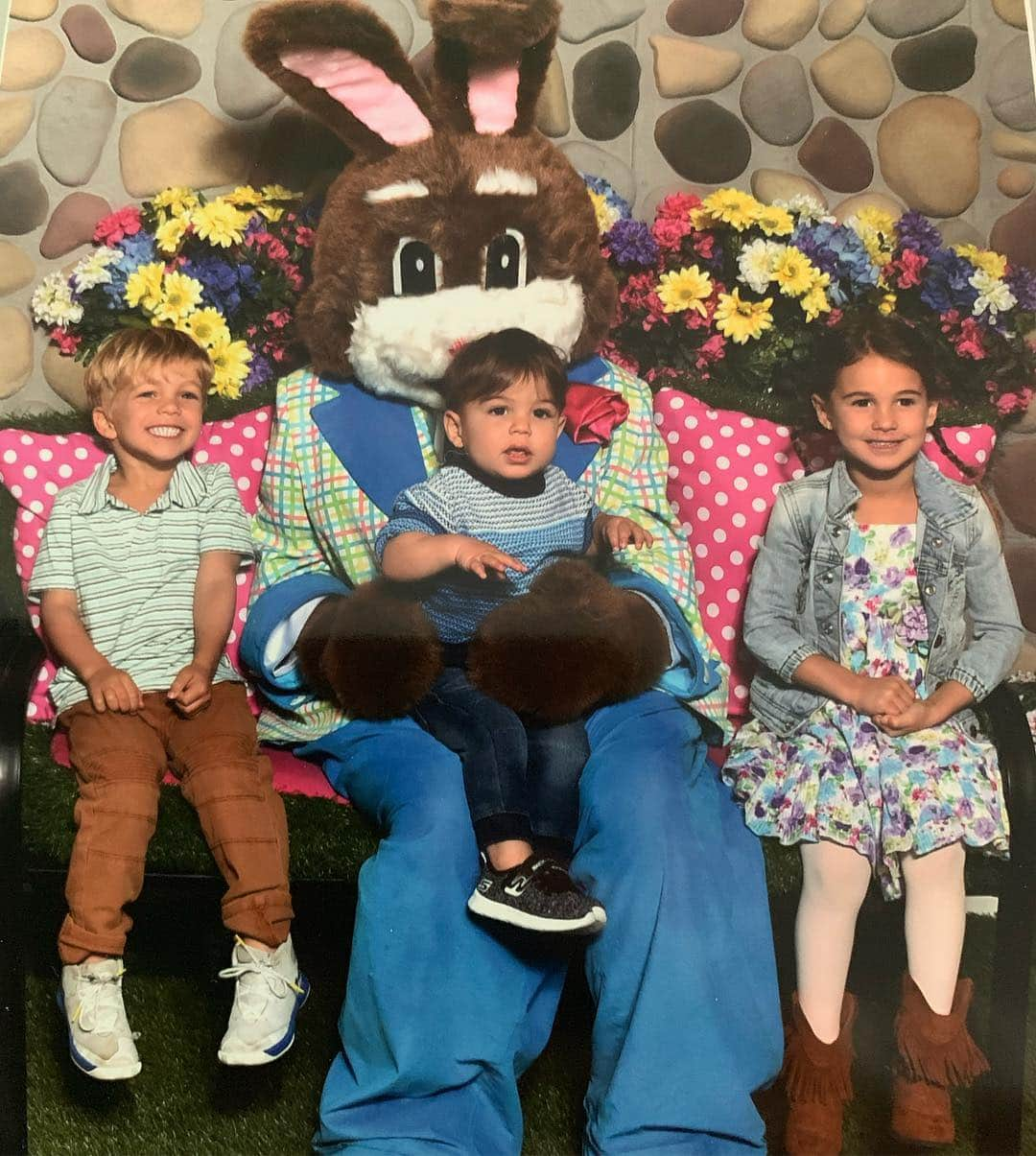 エリック・デッカーさんのインスタグラム写真 - (エリック・デッカーInstagram)「Hopppppy Easter everybody!」4月22日 2時16分 - ericdecker