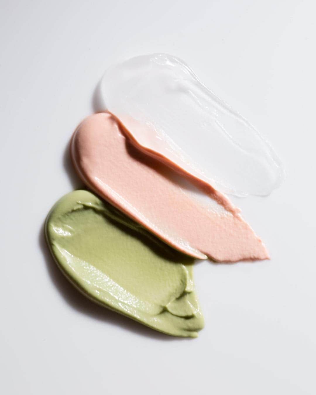 Smashboxのインスタグラム：「Which one do you use? Comment the emoji blow. ⁣ ⠀⠀⠀⠀⠀⠀⠀⠀⠀⁣ Primer top to bottom:⁣ 💫 Photo Finish Original Smooth & Blur Primer⁣ ♥️Photo Finish Even Skin Tone Primer⁣ 🥒 Photo Finish Reduce Redness Primer」