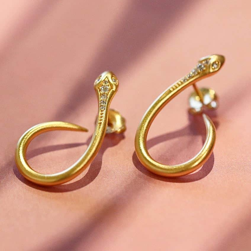 ジュリーサンドラゥさんのインスタグラム写真 - (ジュリーサンドラゥInstagram)「Our Boa Earrings is the perfect alternative hoop/stud earring. 🐍 The design is made to complement the ear in a pear shaped drop from front to back. 🌿🌸 . . .  #golden #jewelry #classics #boa #hoops #earring #ring #golf #danishdesign #spring #jewelry #summer #silver #zirconias #juliesandlau #juliesandlaujewelry」4月22日 2時30分 - juliesandlau